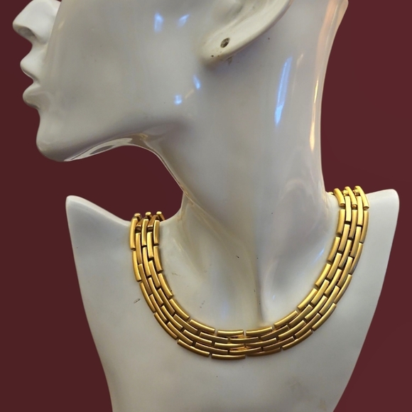 Vtg MONET 1980s Matte Goldtone Interlocking Panther Collar Necklace - Picture 1 of 9